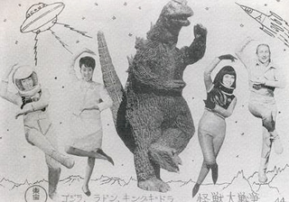 Illustration for article titled Behind-the-scenes Godzilla photos were charming, absolutely ridiculous